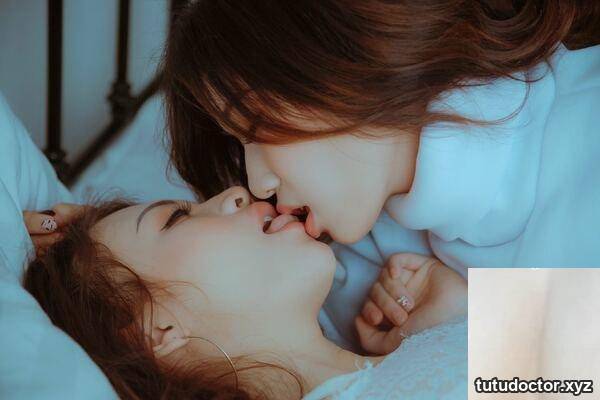 Two Chinese models took off their clothes and lay on the bed · photo 9 of 81