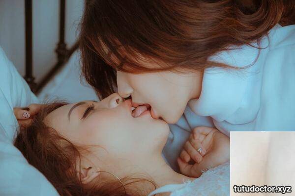 Two Chinese models took off their clothes and lay on the bed · photo 10 of 81