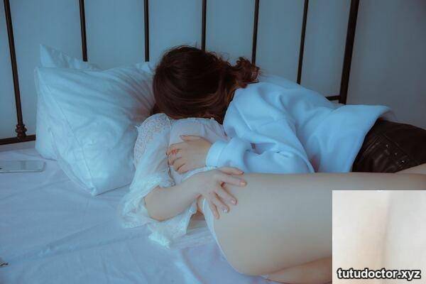 Two Chinese models took off their clothes and lay on the bed · photo 12 of 81