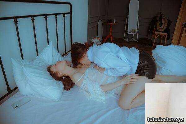 Two Chinese models took off their clothes and lay on the bed · photo 15 of 81