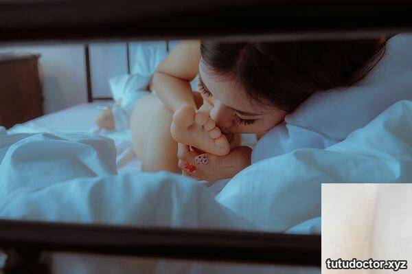 Two Chinese models took off their clothes and lay on the bed · photo 19 of 81