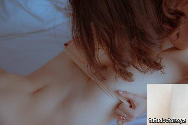Two Chinese models took off their clothes and lay on the bed · photo 60 of 81