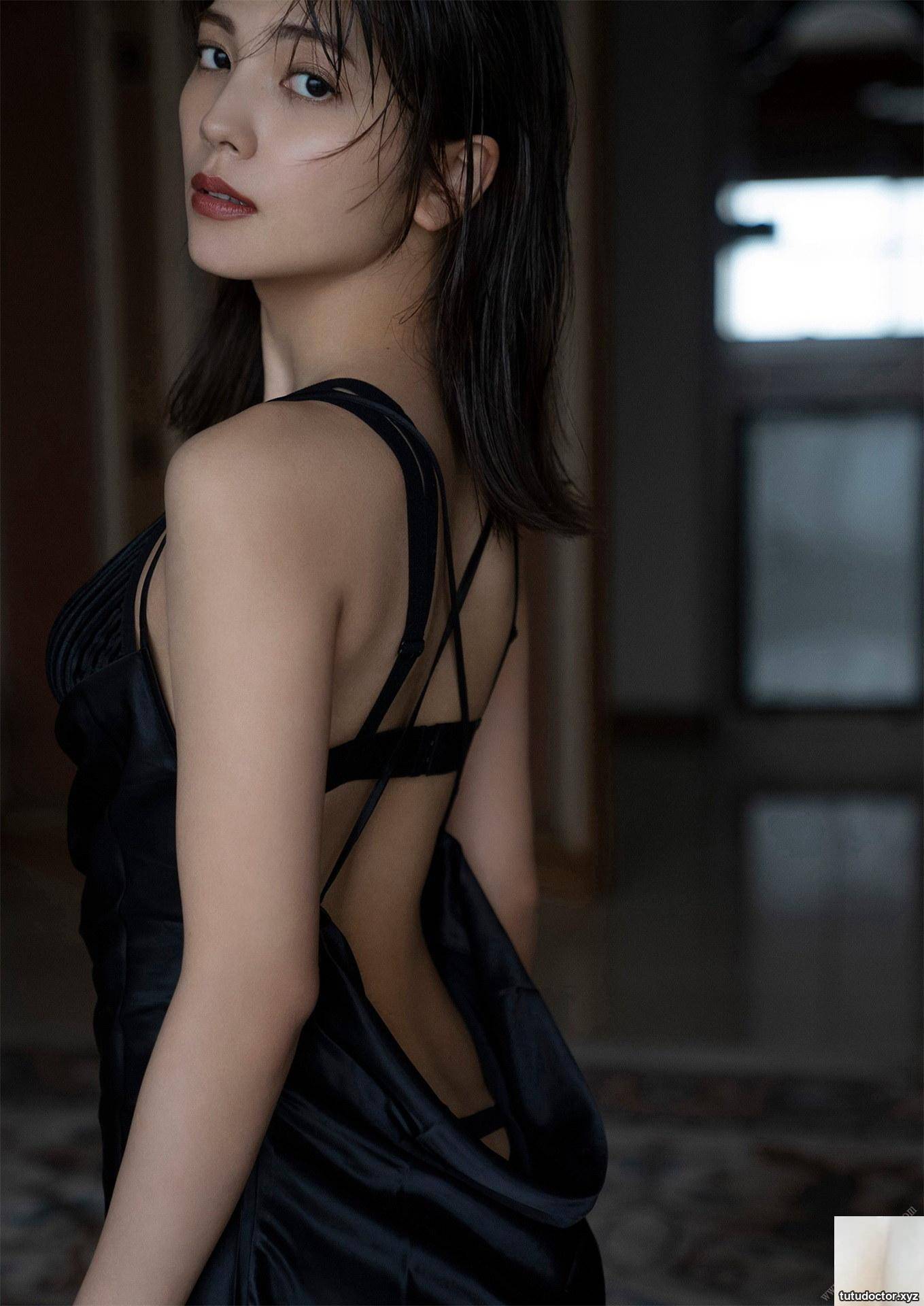 Miki Minamizato SUMMER WINK Spisan Gravure Photo Book · photo 8 of 40