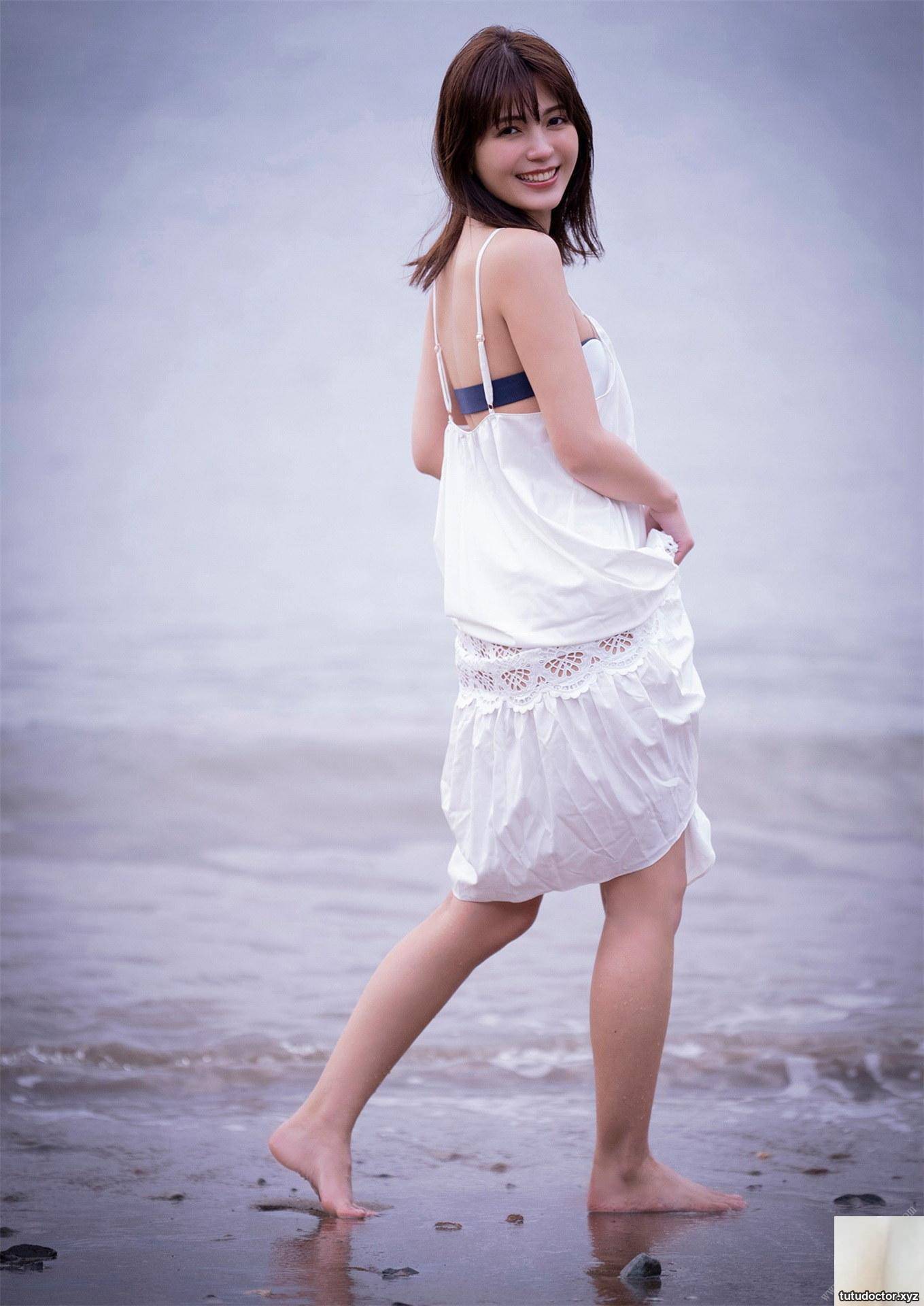 Miki Minamizato SUMMER WINK Spisan Gravure Photo Book · photo 18 of 40