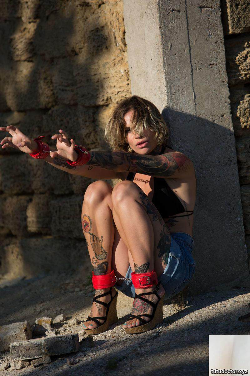 Stacy Cloud – Captive · photo 13 of 78