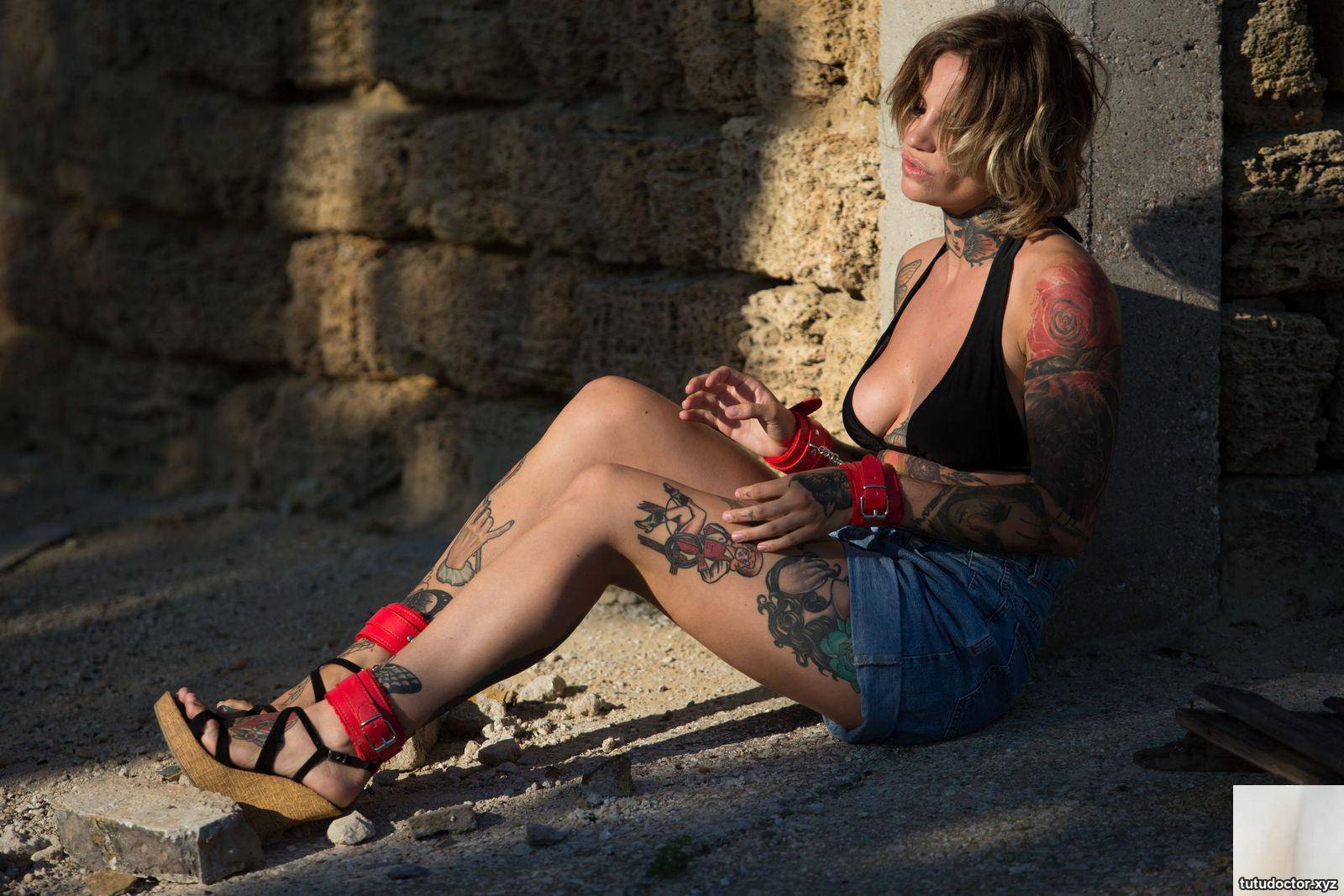 Stacy Cloud – Captive · photo 14 of 78