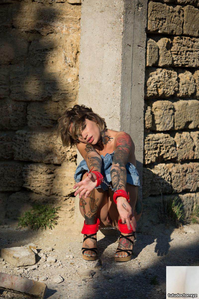 Stacy Cloud – Captive · photo 44 of 78