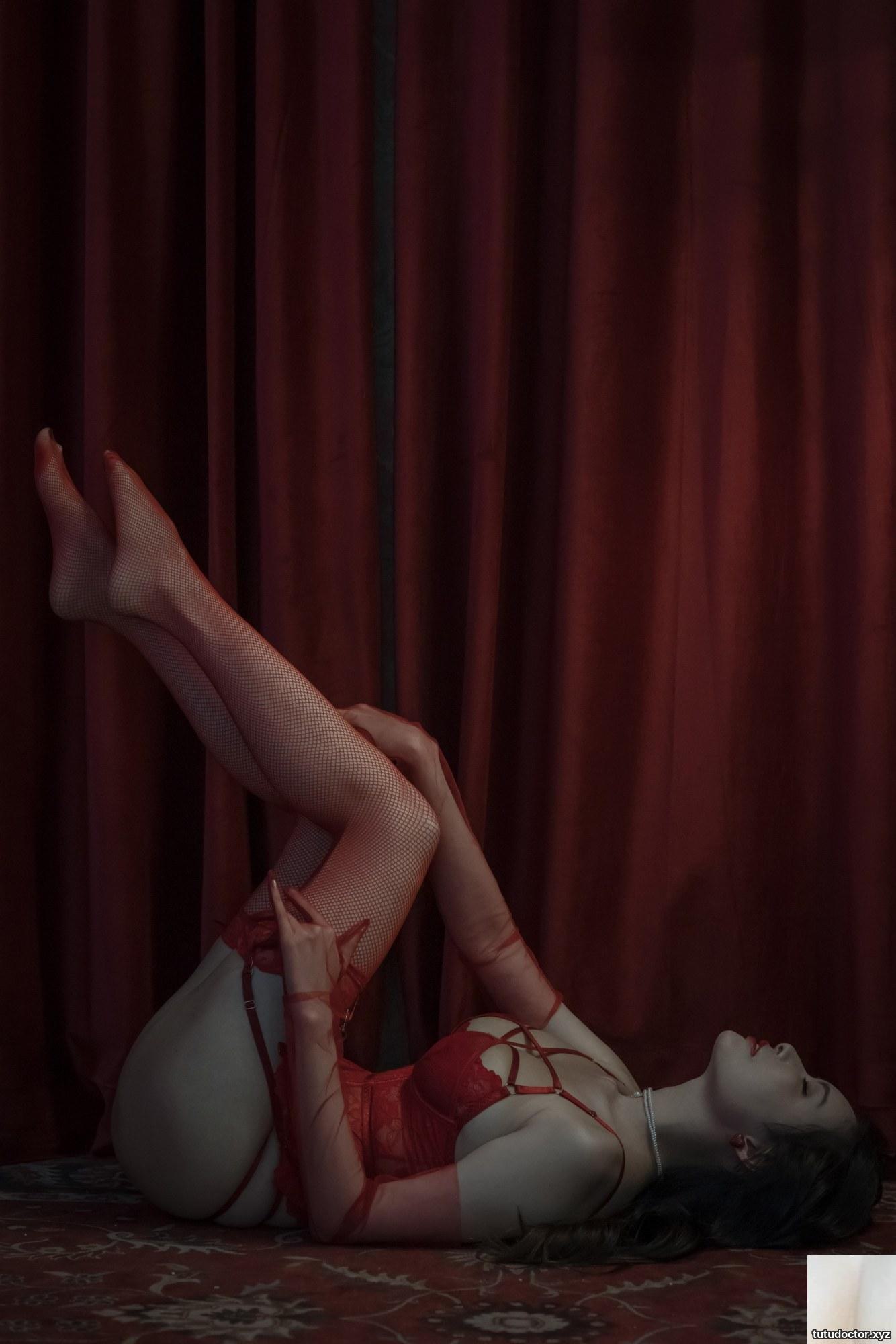 Qiu and Corgi’s “Red Garter Stockings” close-up shot of snow-white long legs (40P)