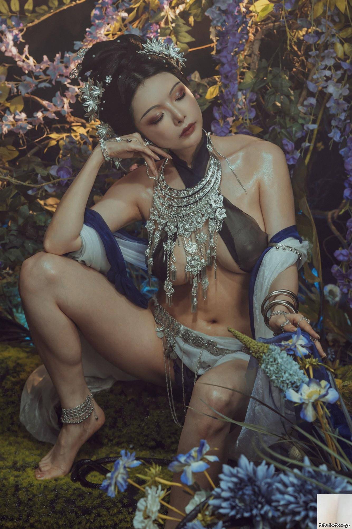 Qiu and Corgis Middle East Dancer 2 frees the snowy breasts and · photo 22 of 36