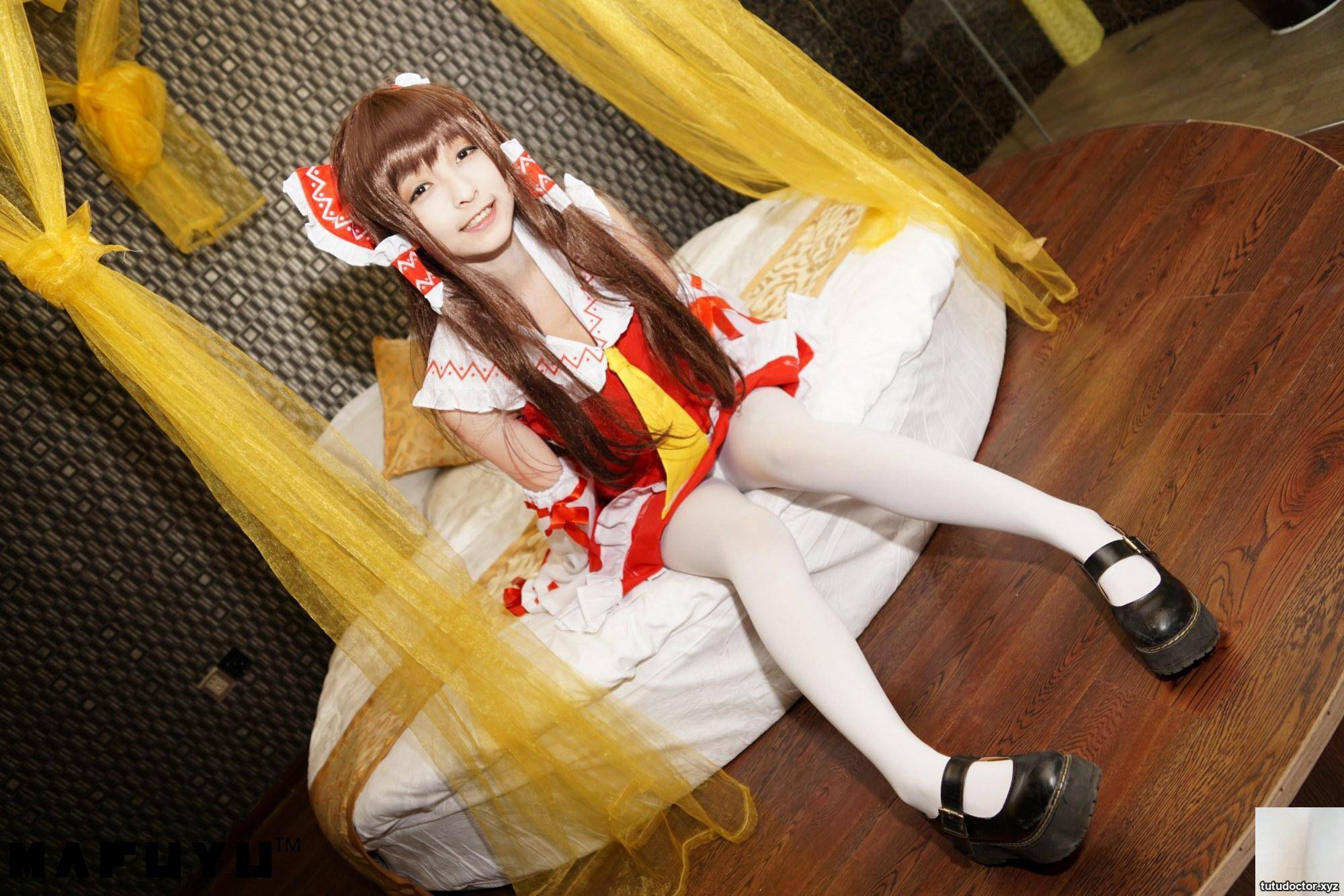 The charming scene on the bed of Mafuyu Kamirezakas Hakurei · photo 4 of 76