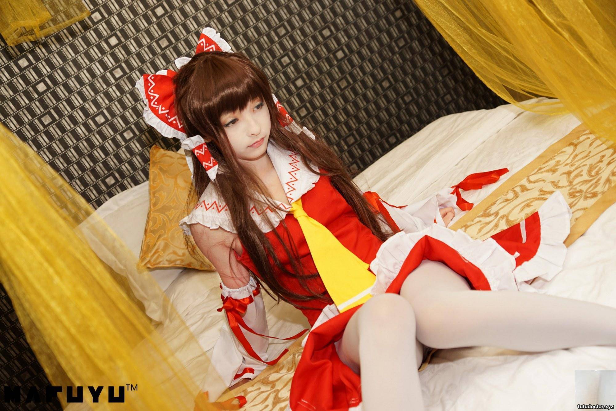 The charming scene on the bed of Mafuyu Kamirezakas Hakurei · photo 5 of 76