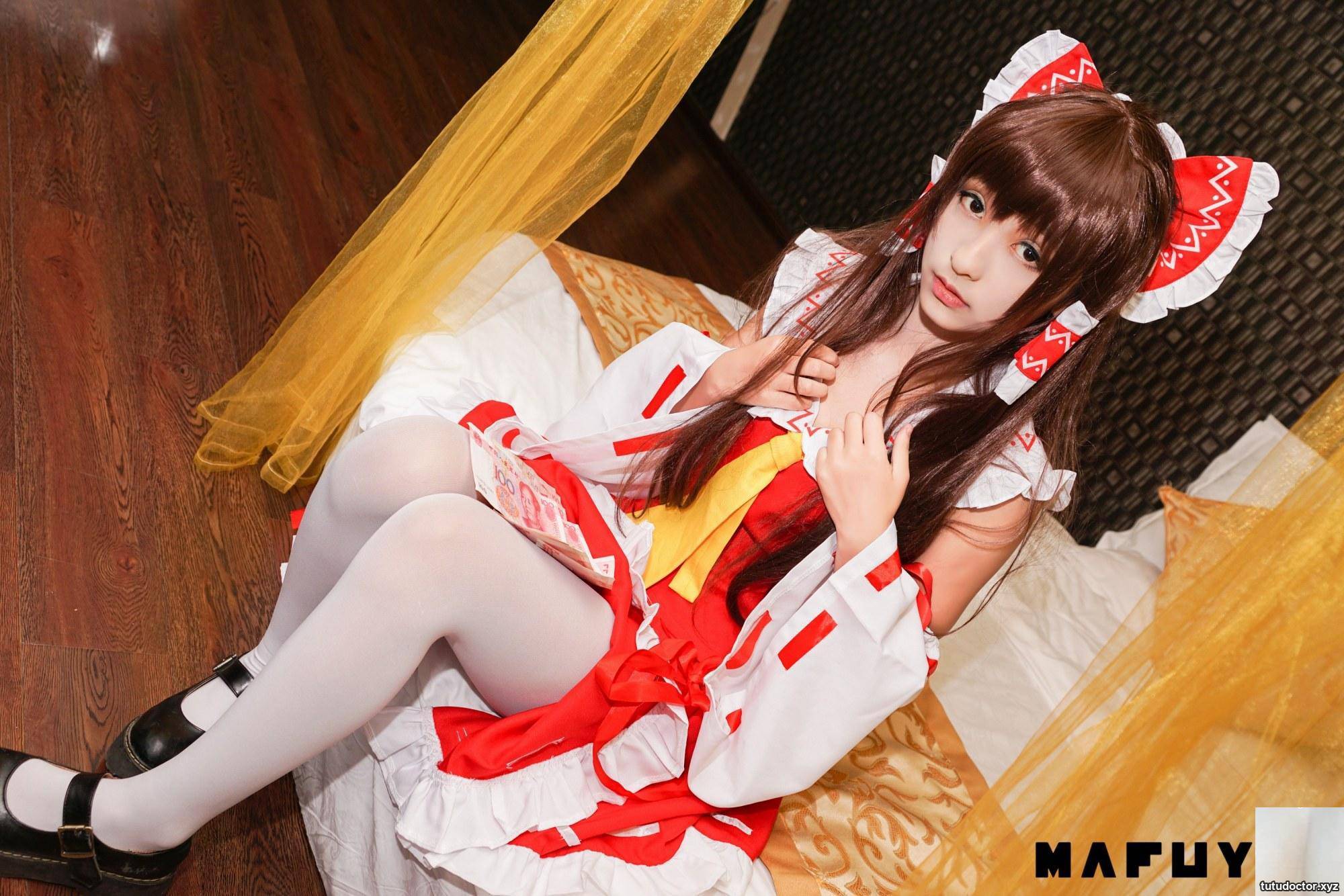 The charming scene on the bed of Mafuyu Kamirezakas Hakurei · photo 7 of 76