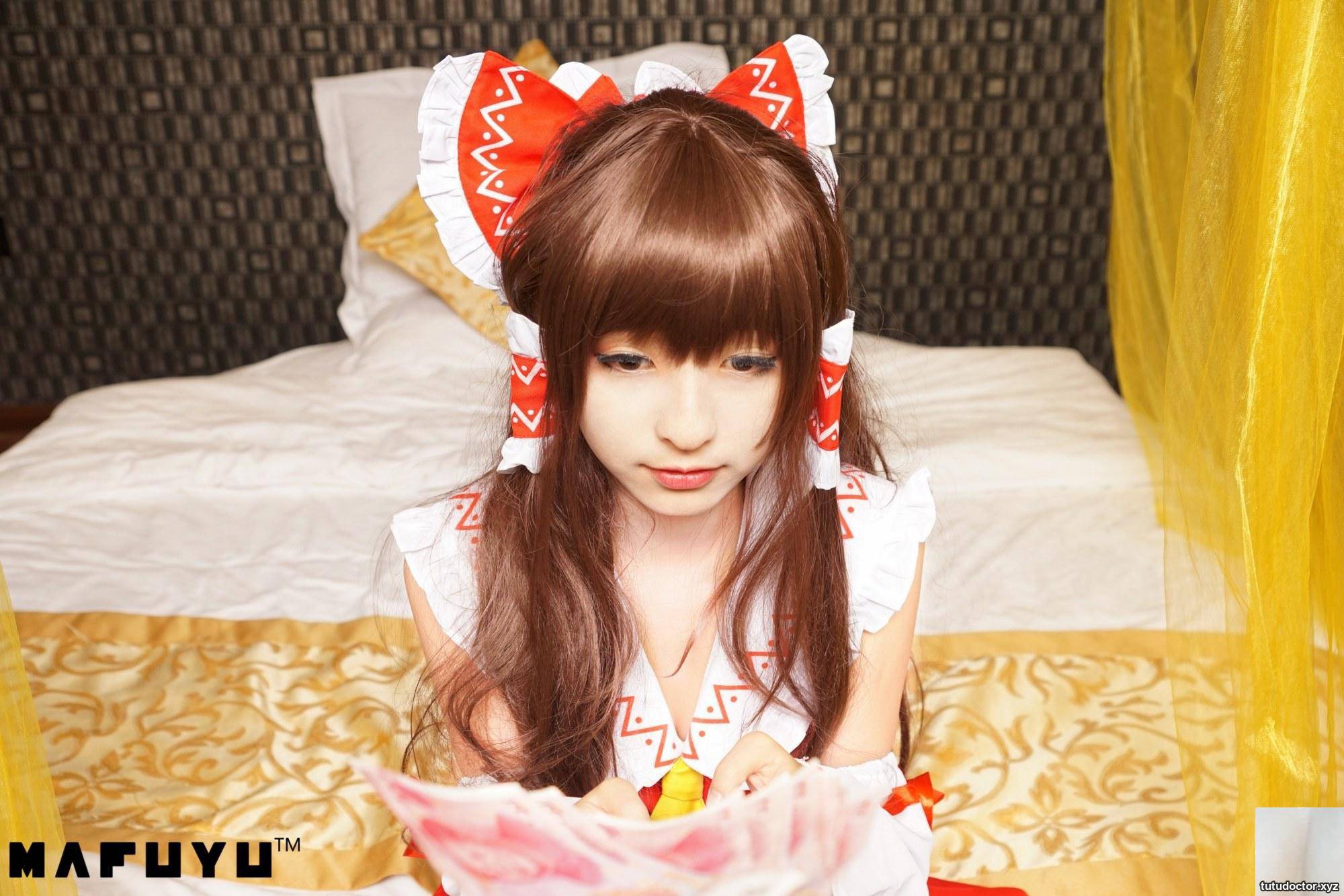 The charming scene on the bed of Mafuyu Kamirezakas Hakurei · photo 9 of 76