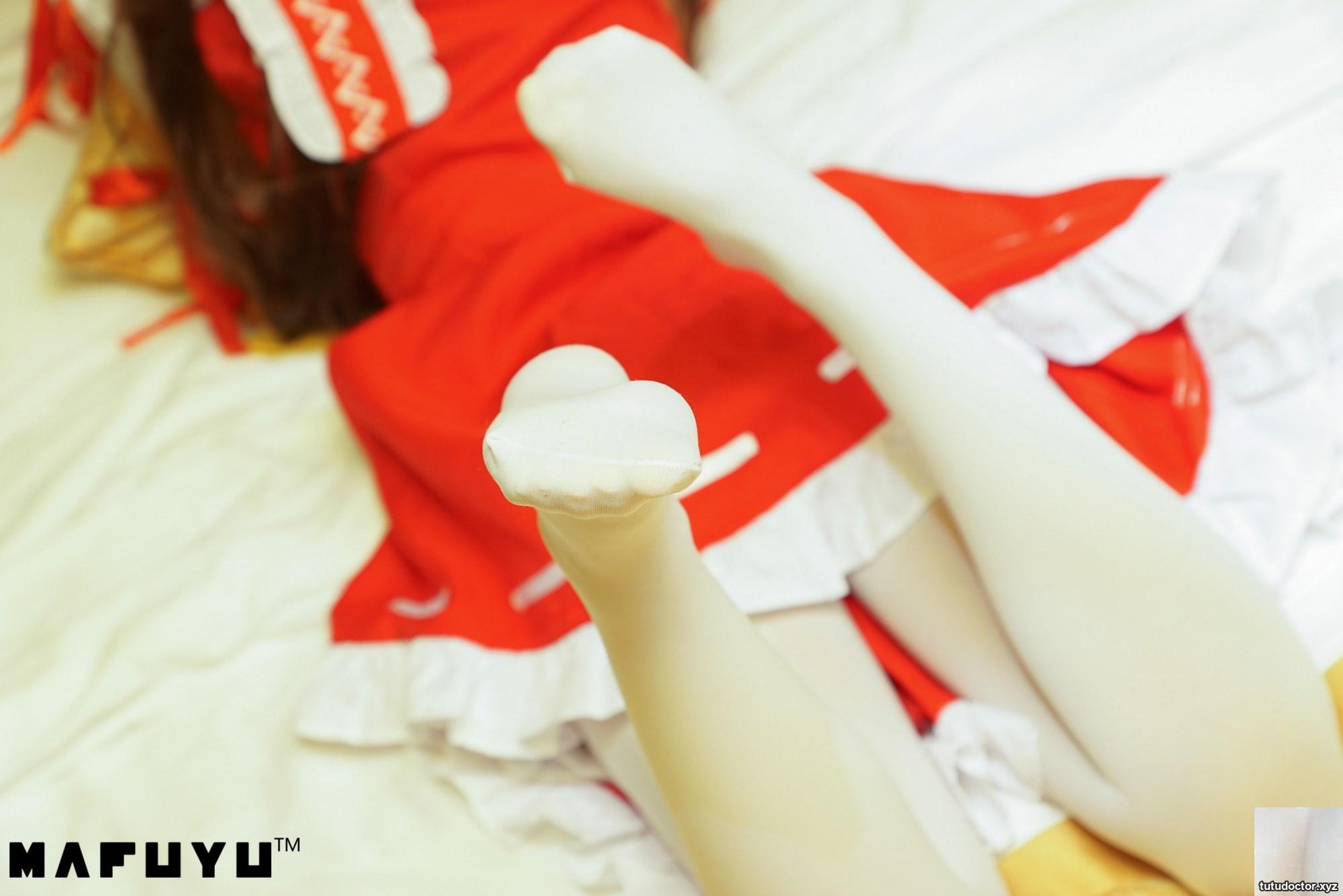 The charming scene on the bed of Mafuyu Kamirezakas Hakurei · photo 24 of 76