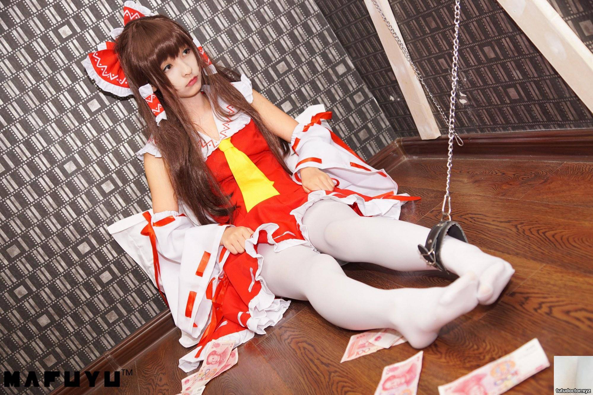 The charming scene on the bed of Mafuyu Kamirezakas Hakurei · photo 42 of 76