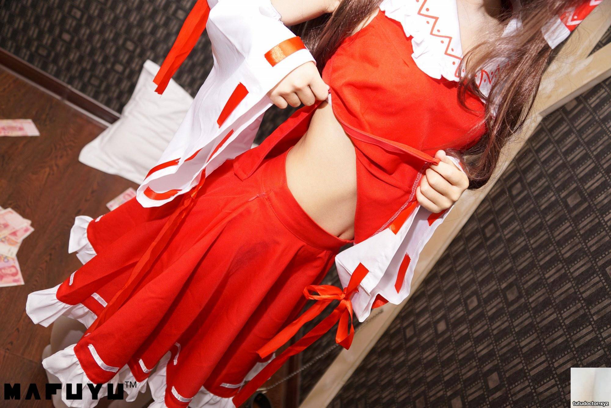 The charming scene on the bed of Mafuyu Kamirezakas Hakurei · photo 49 of 76