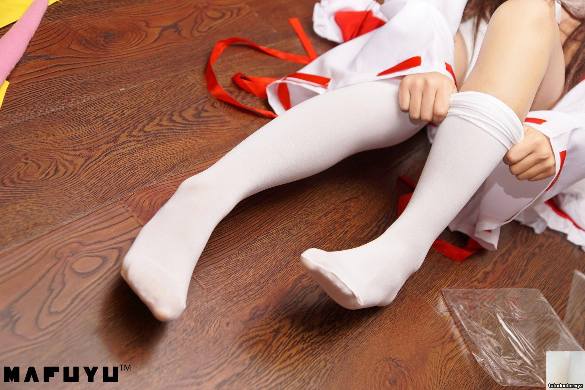 The charming scene on the bed of Mafuyu Kamirezakas Hakurei · photo 52 of 76