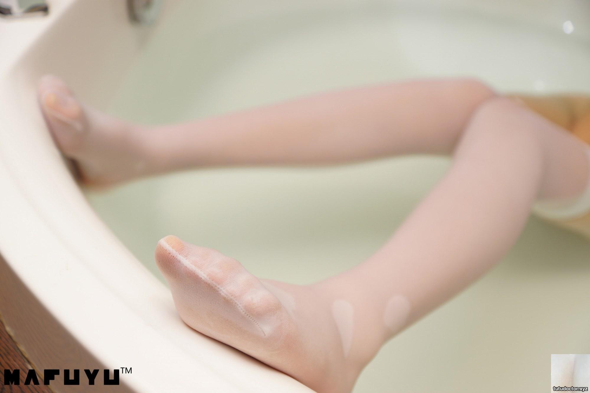 Kagakusaka Mafuyus White Pantyhose Realm 2 wet photoshoot is · photo 22 of 28