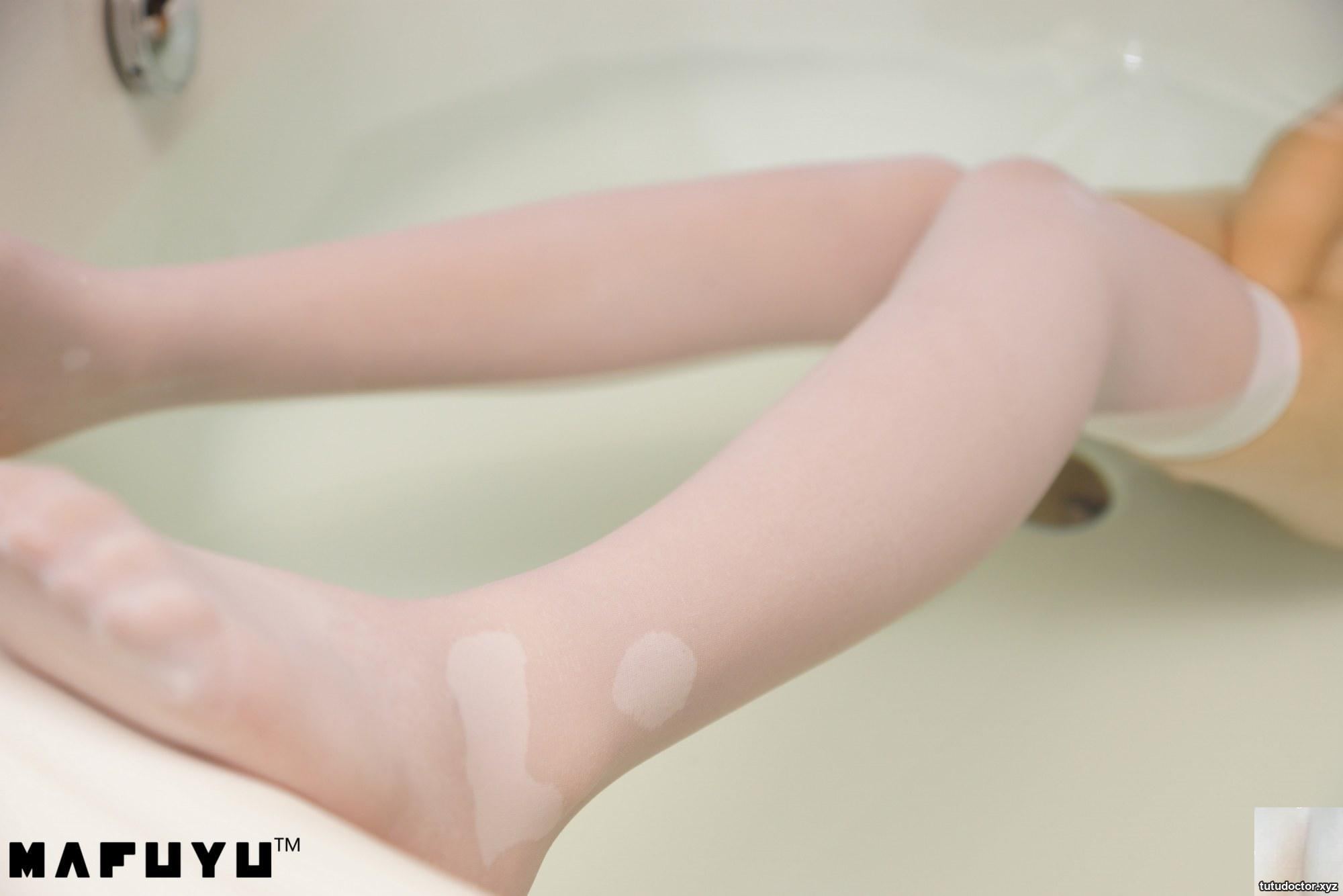 Kagakusaka Mafuyus White Pantyhose Realm 2 wet photoshoot is · photo 23 of 28