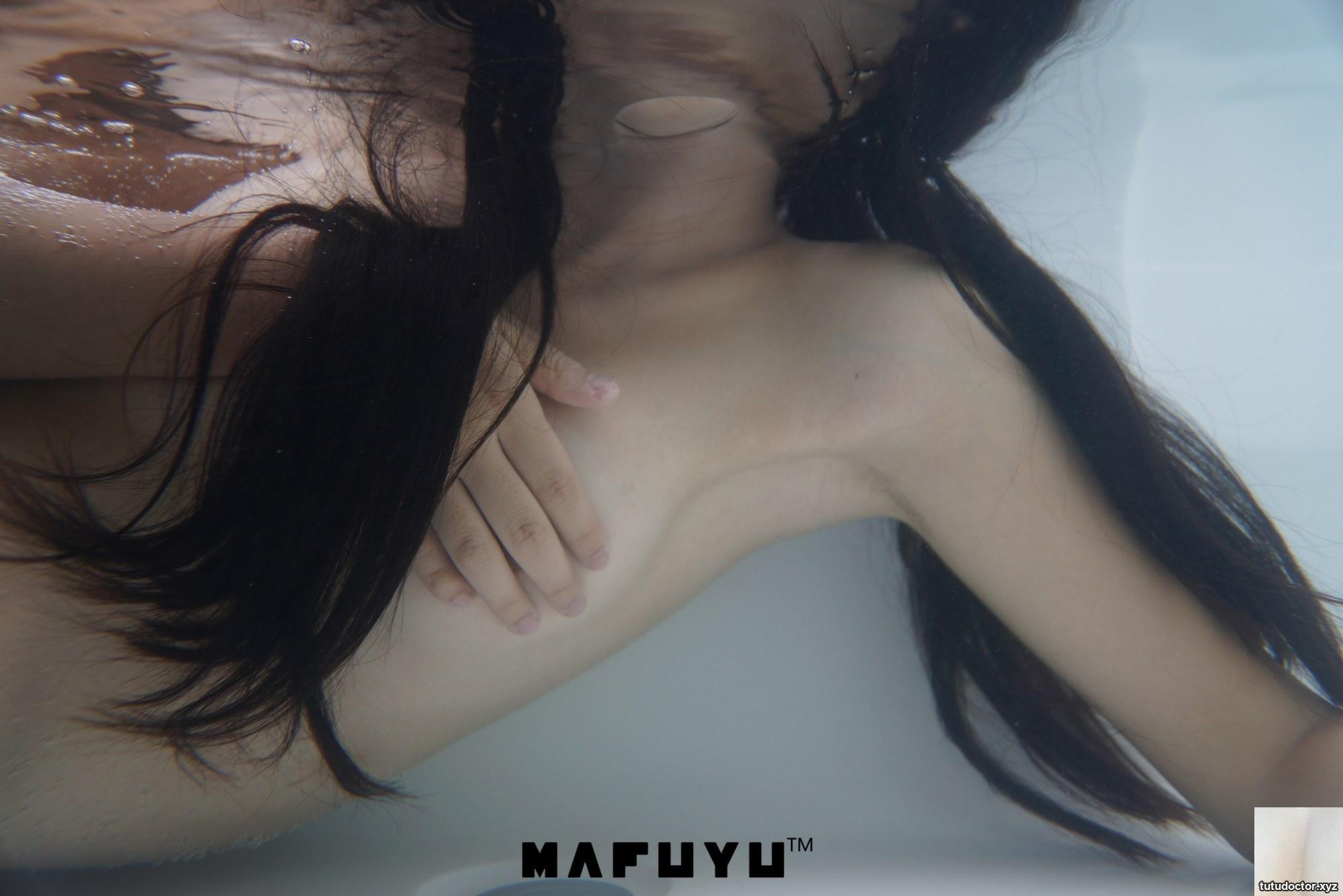 Kanamezaka Mafuyus OL Sisters 2 gets wet in the bathtub to add · photo 7 of 47