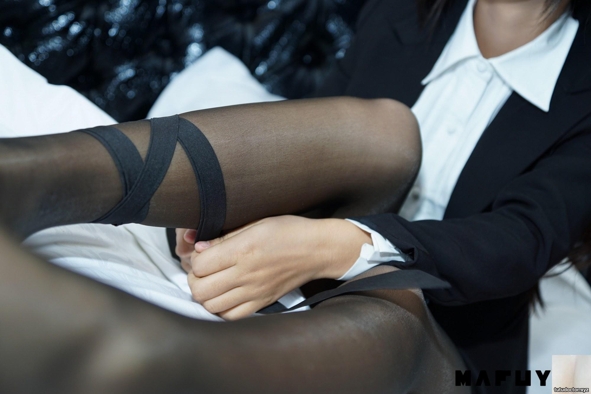 Kamikazaka Mafuyus OL Sister black stockings are so tempting · photo 9 of 54
