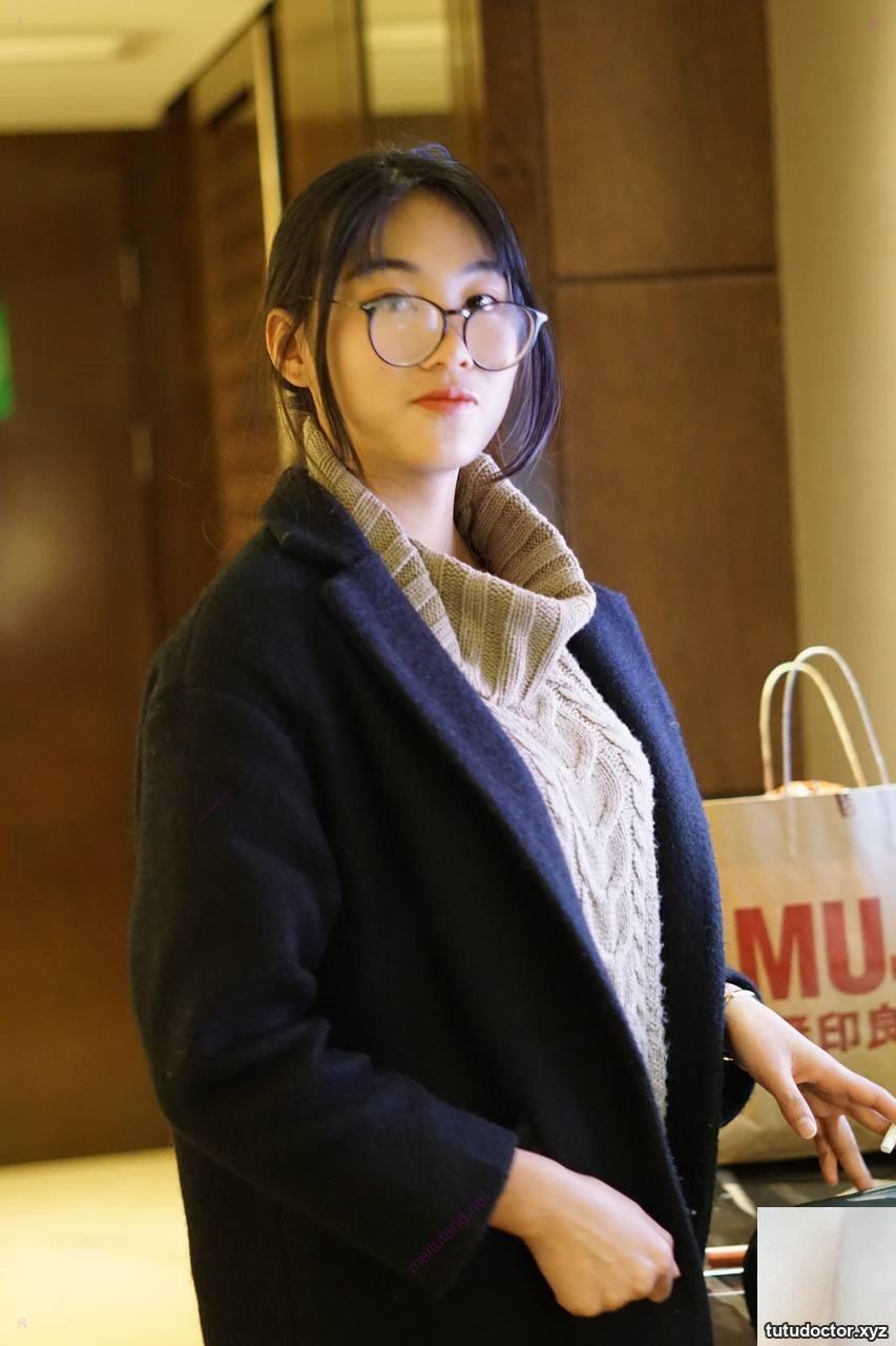 OL with good figure · photo 2 of 10