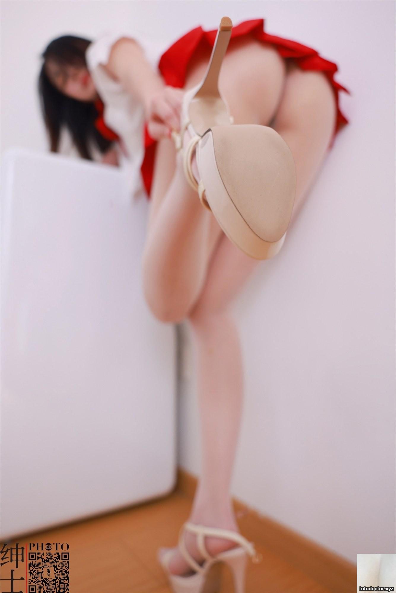 2023.01.01 Momo high heels and silk legs · photo 18 of 46