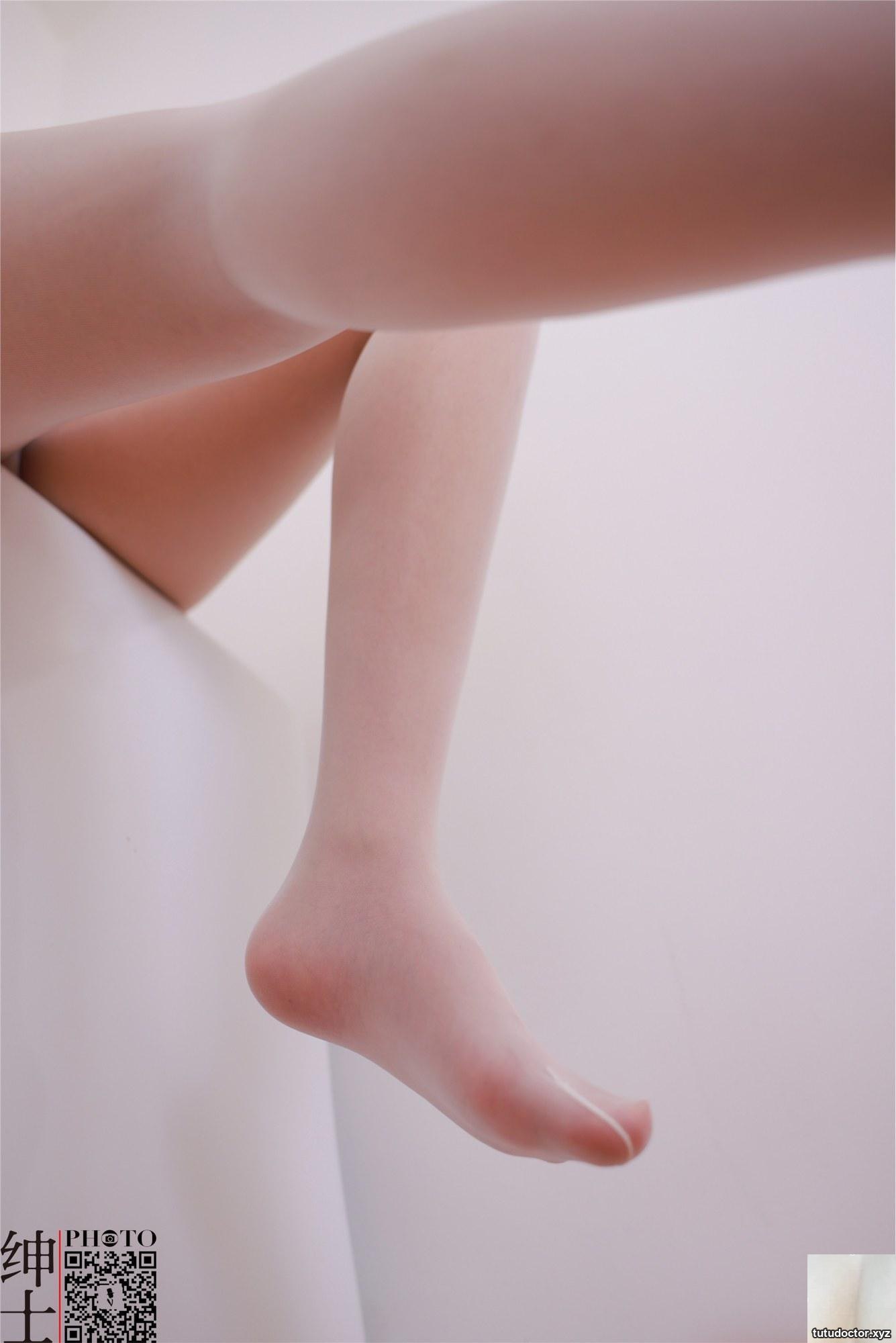 2023.01.01 Momo high heels and silk legs · photo 29 of 46