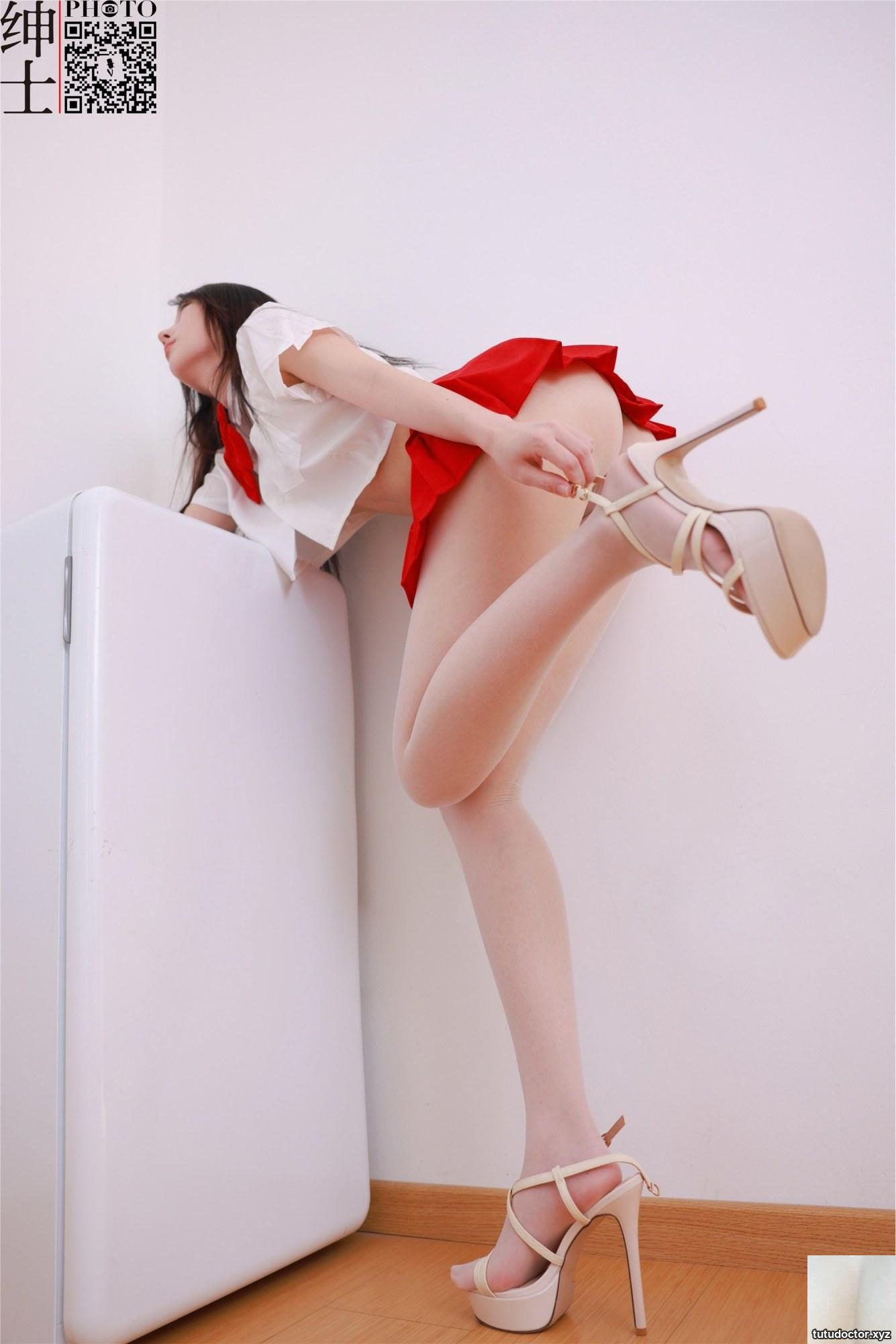2023.01.01 Momo high heels and silk legs · photo 33 of 46
