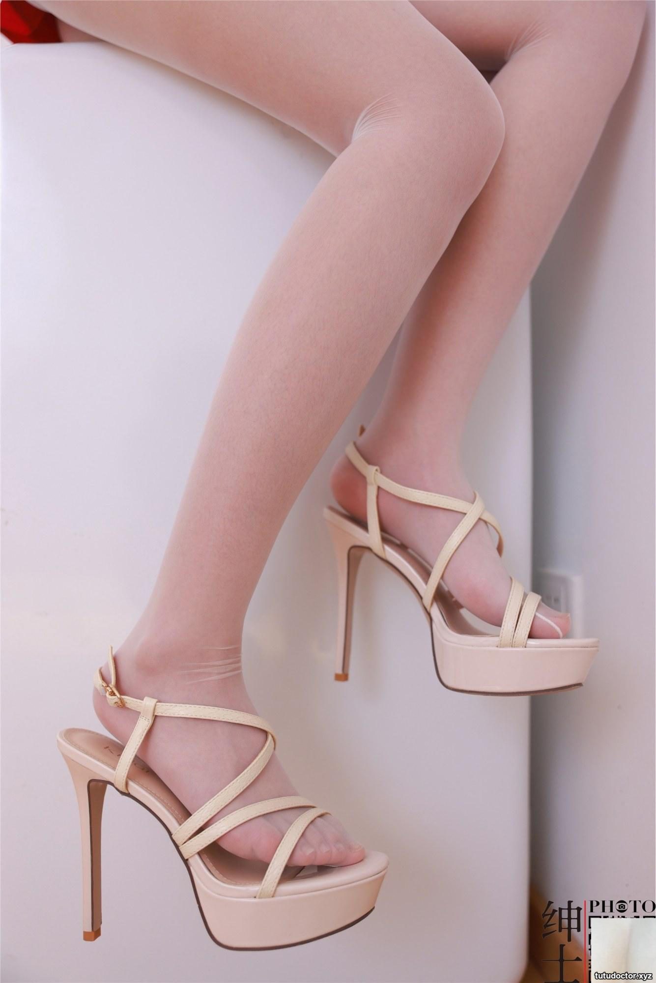 2023.01.01 Momo high heels and silk legs · photo 44 of 46