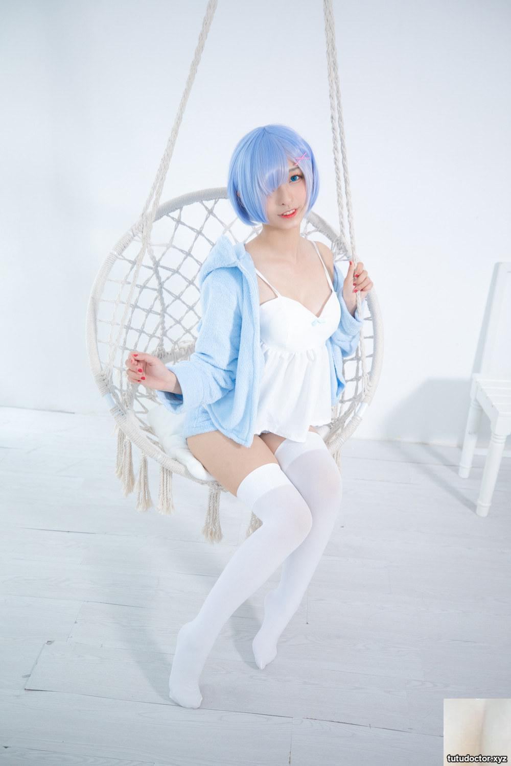 Kagakusaka Mafuyus conspicuous cleavage in RE0-Rem 2 makes · photo 24 of 91