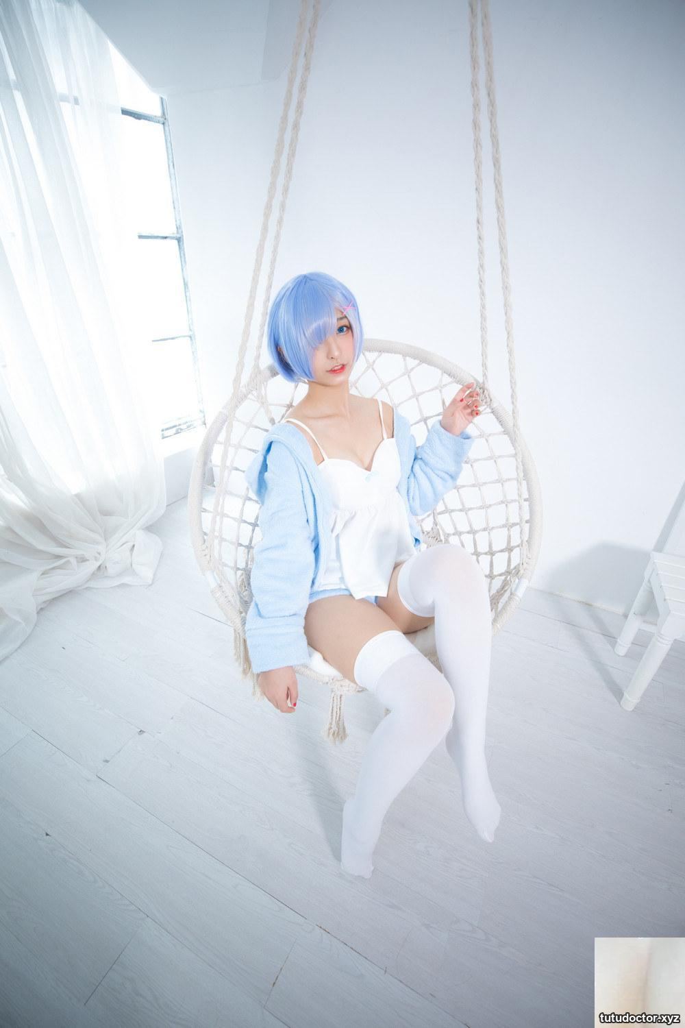 Kagakusaka Mafuyus conspicuous cleavage in RE0-Rem 2 makes · photo 31 of 91