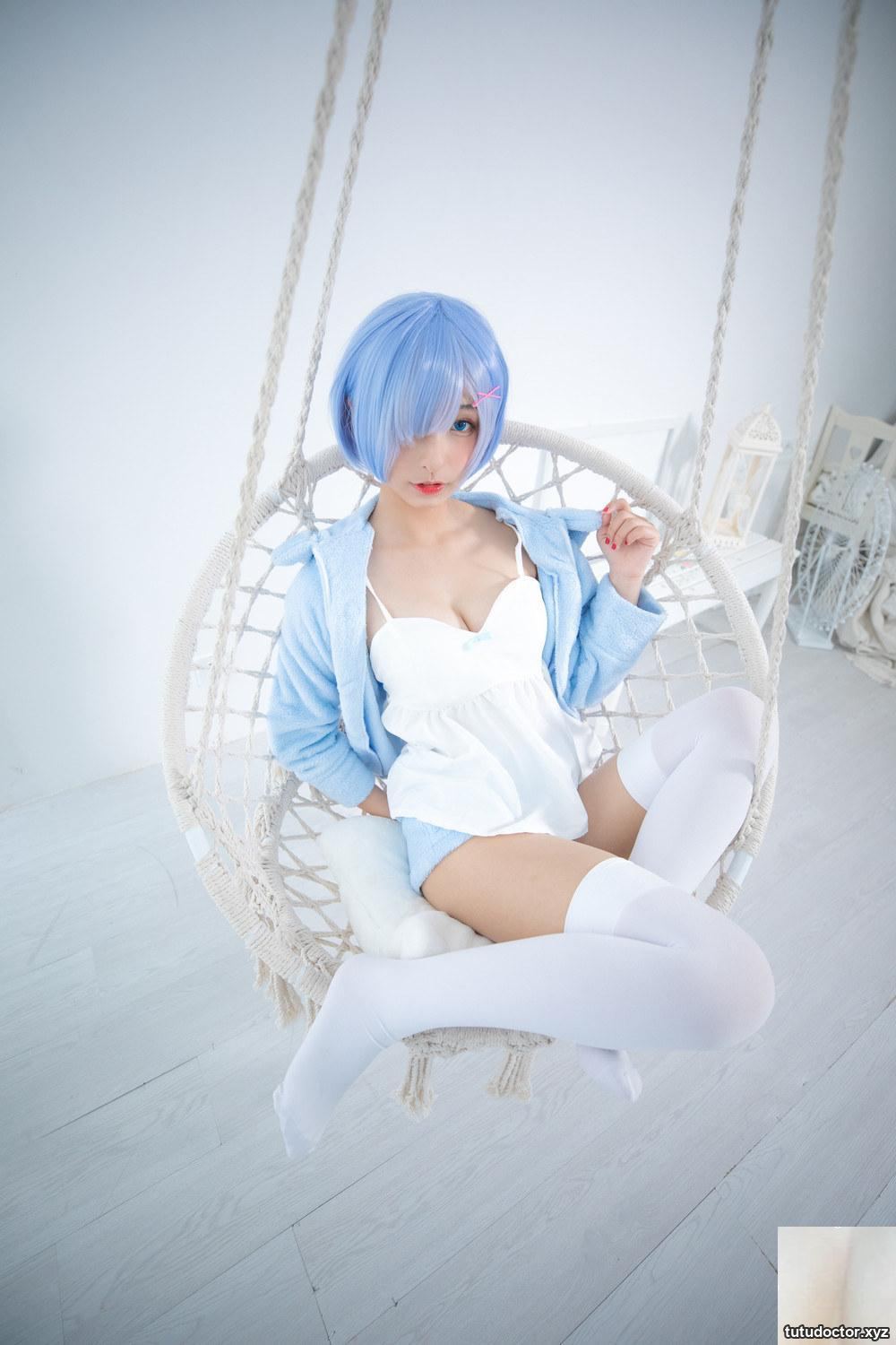 Kagakusaka Mafuyus conspicuous cleavage in RE0-Rem 2 makes · photo 33 of 91