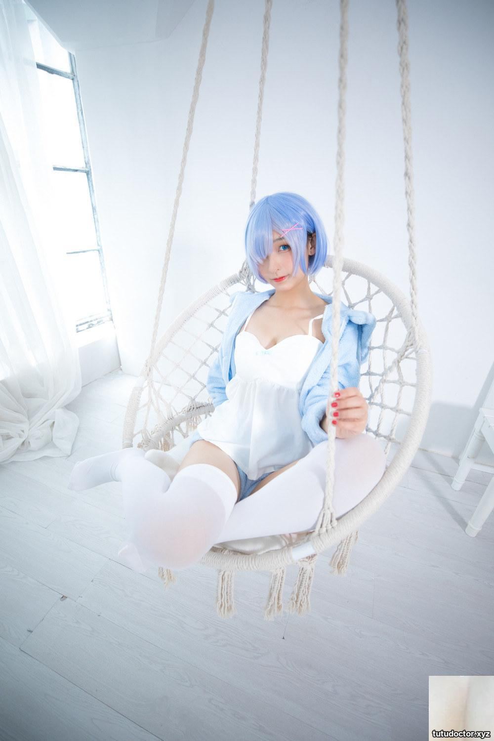 Kagakusaka Mafuyus conspicuous cleavage in RE0-Rem 2 makes · photo 34 of 91
