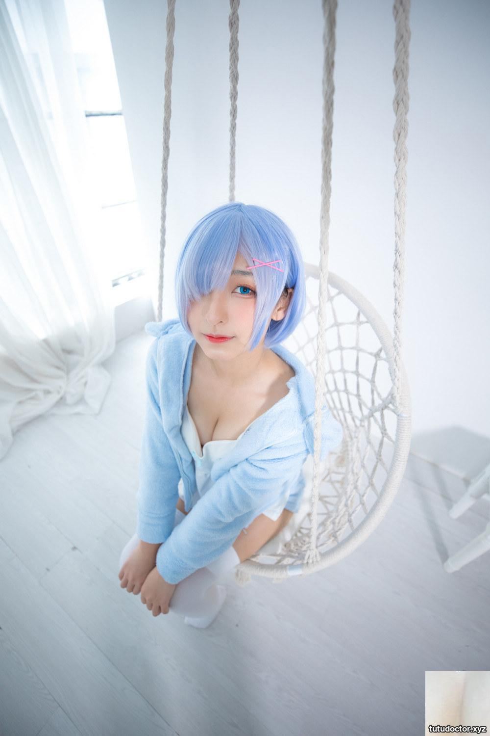 Kagakusaka Mafuyus conspicuous cleavage in RE0-Rem 2 makes · photo 38 of 91