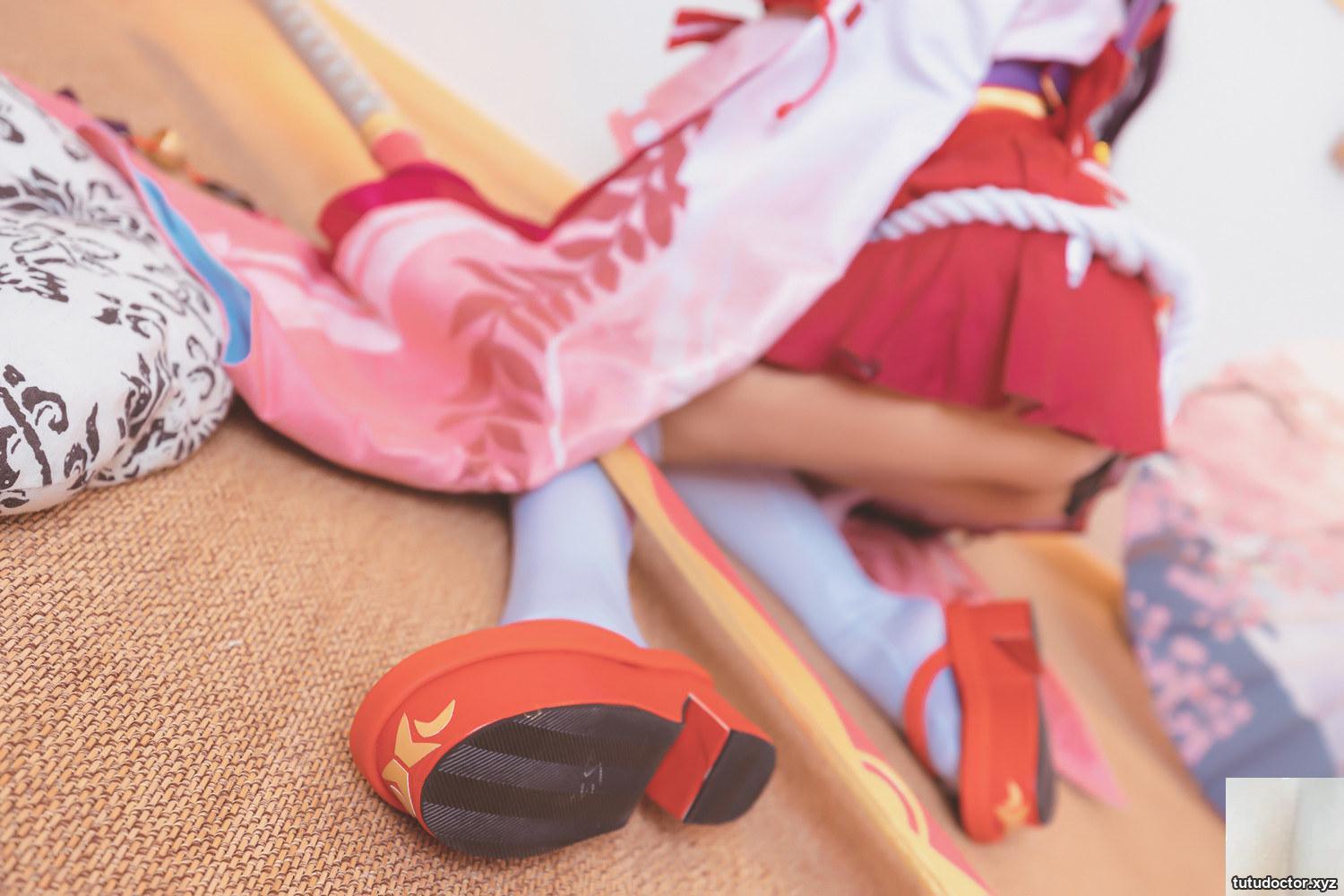 A full view of the red cheongsam of Kamikazaka Mafuyu’s “Arknights-Chen” (73P)