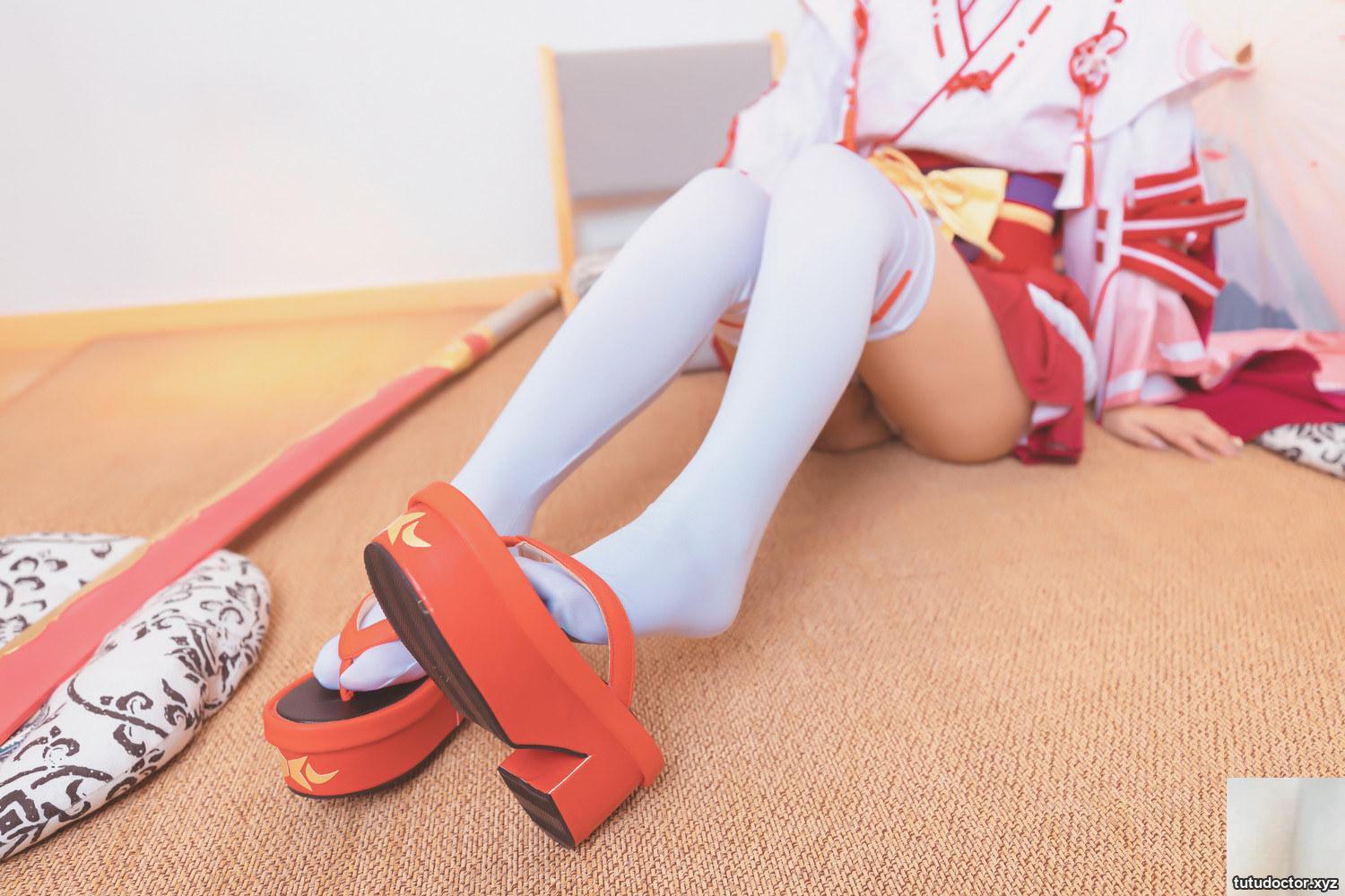 A full view of the red cheongsam of Kamikazaka Mafuyus · photo 3 of 75