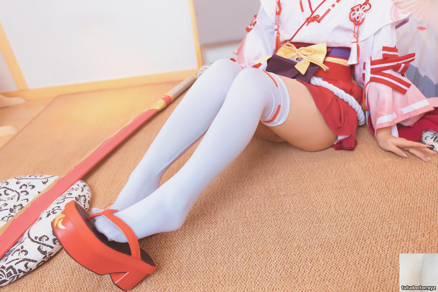 A full view of the red cheongsam of Kamikazaka Mafuyus · photo 6 of 75