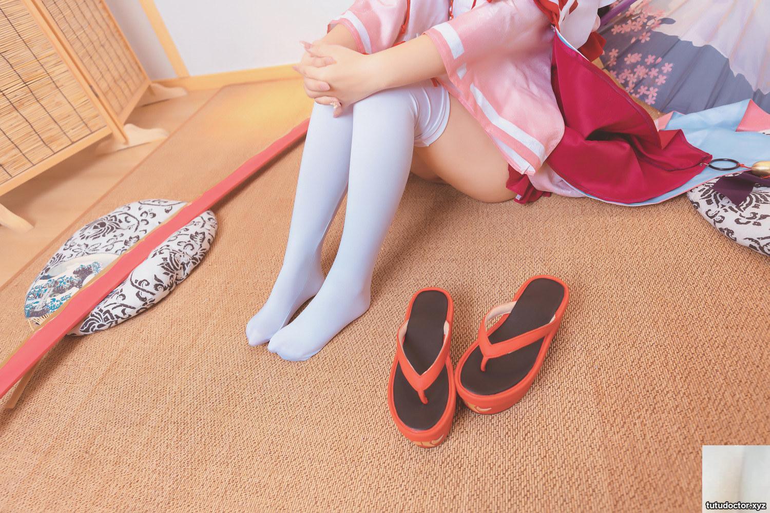 A full view of the red cheongsam of Kamikazaka Mafuyus · photo 15 of 75