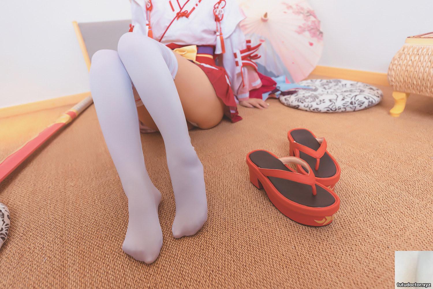 A full view of the red cheongsam of Kamikazaka Mafuyus · photo 16 of 75