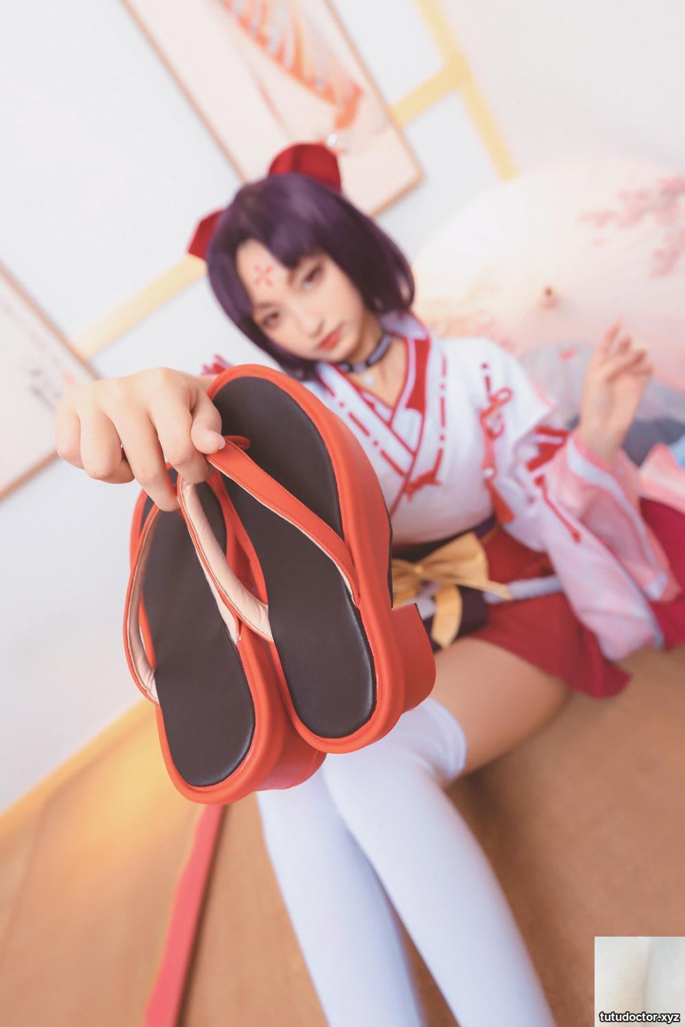 A full view of the red cheongsam of Kamikazaka Mafuyus · photo 19 of 75