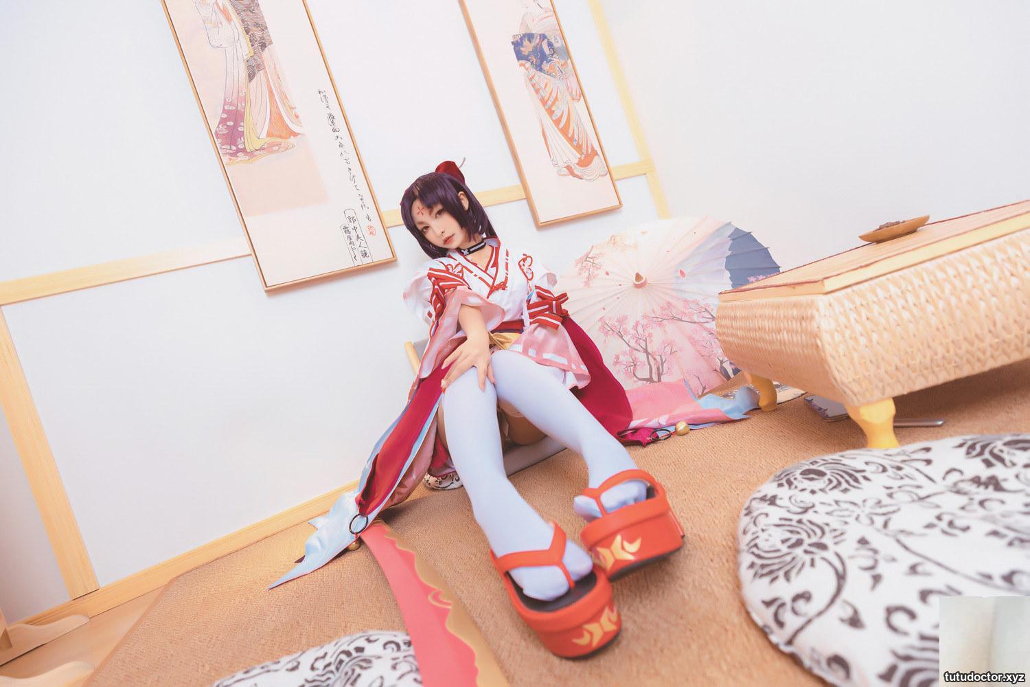 A full view of the red cheongsam of Kamikazaka Mafuyus · photo 58 of 75