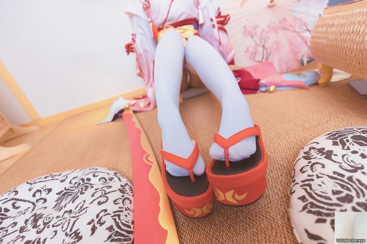 A full view of the red cheongsam of Kamikazaka Mafuyus · photo 60 of 75