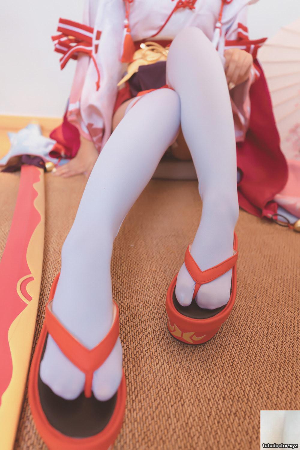 A full view of the red cheongsam of Kamikazaka Mafuyus · photo 62 of 75