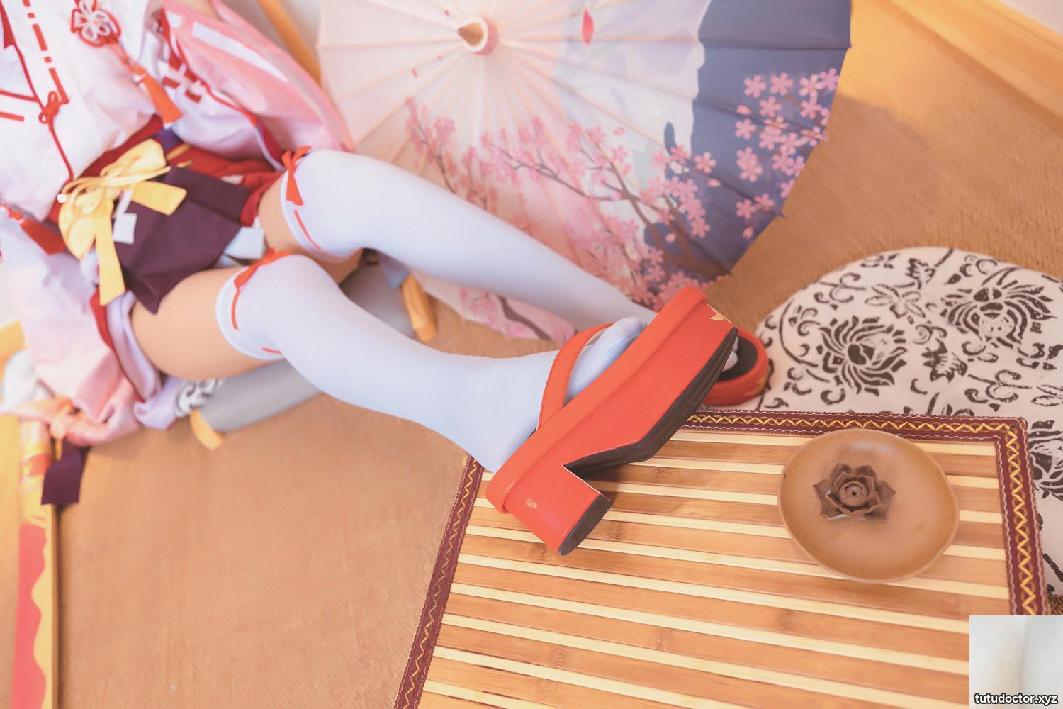A full view of the red cheongsam of Kamikazaka Mafuyus · photo 63 of 75