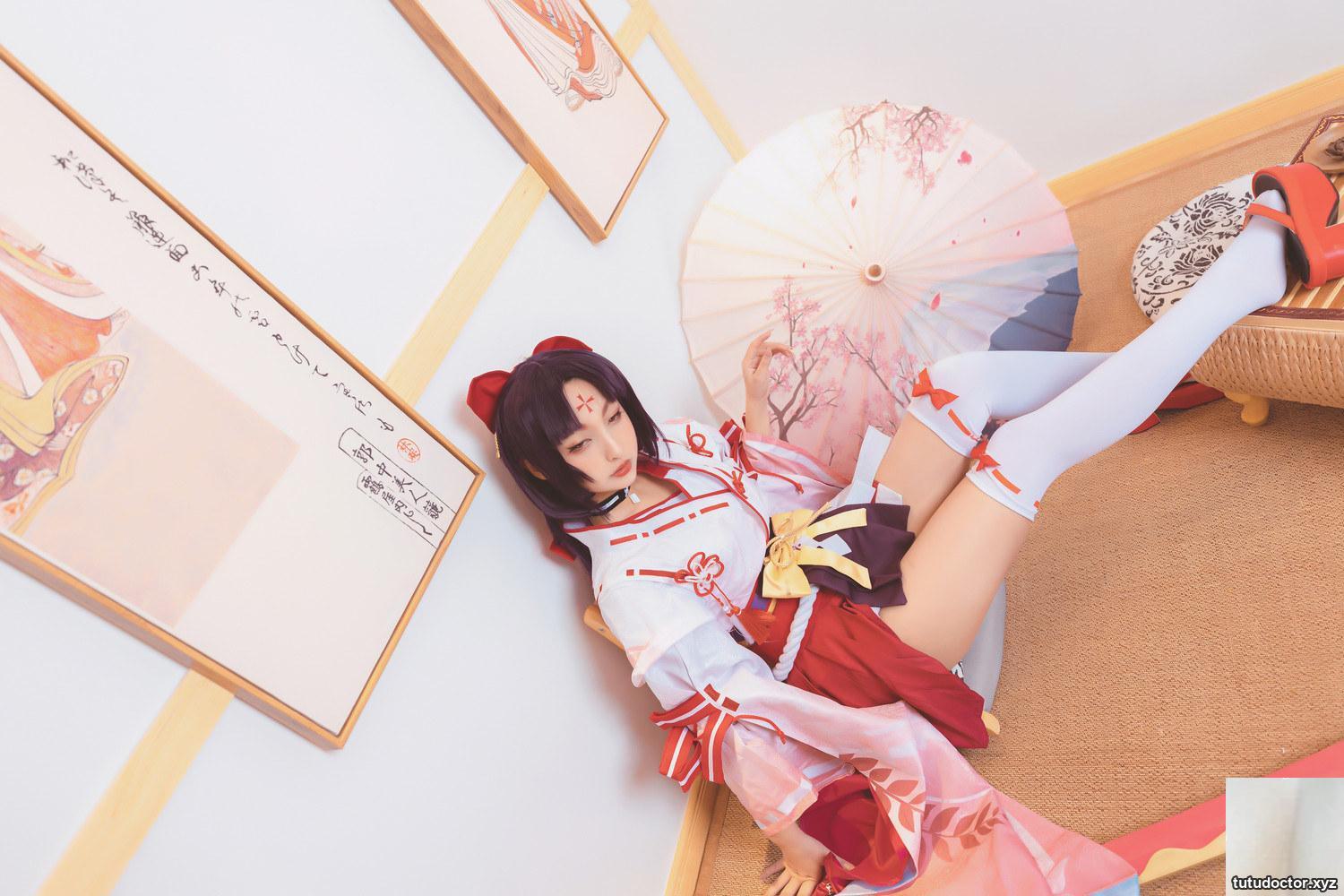 A full view of the red cheongsam of Kamikazaka Mafuyus · photo 67 of 75