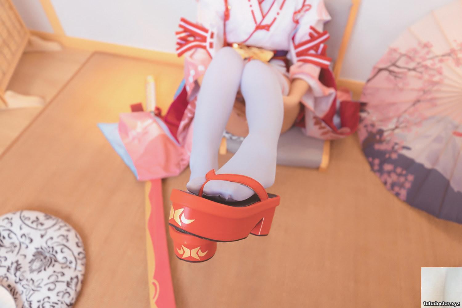 A full view of the red cheongsam of Kamikazaka Mafuyus · photo 71 of 75