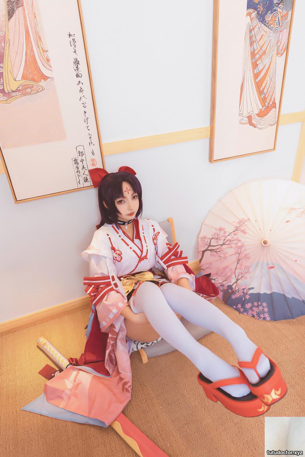 A full view of the red cheongsam of Kamikazaka Mafuyus · photo 72 of 75