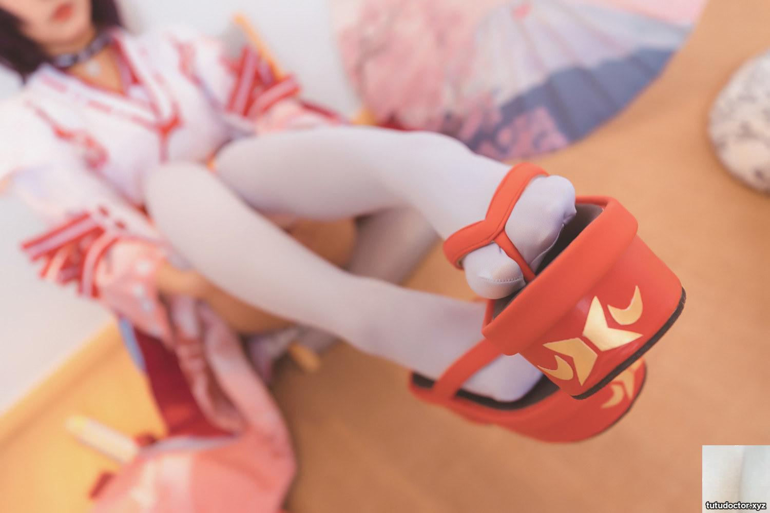 A full view of the red cheongsam of Kamikazaka Mafuyus · photo 73 of 75