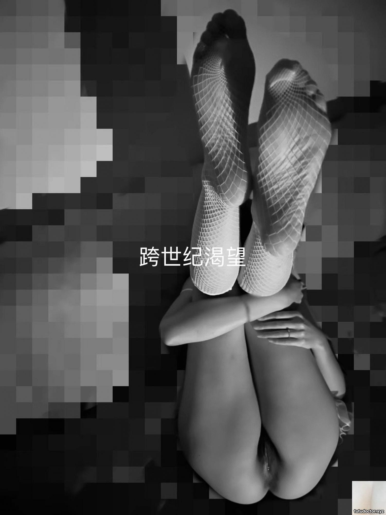 Selfie girl masturbating at home · photo 7 of 16